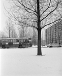 880372 Afbeelding van een G.V.U.-stadsbus die de besneeuwde Carnegiedreef te Utrecht op komt rijden.